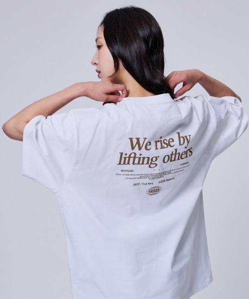 Vini(ヴィニ)の「Warrise レタリング半袖Tシャツ(Tシャツ/カットソー・レディース・ライトベージュ/ブラック/ホワイト・LARGE/MEDIUM)」の12枚目の写真