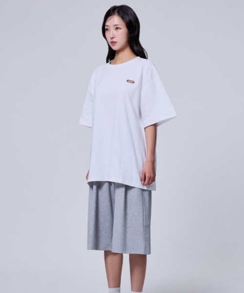 Vini(ヴィニ)の「Warrise レタリング半袖Tシャツ(Tシャツ/カットソー・レディース・ライトベージュ/ブラック/ホワイト・LARGE/MEDIUM)」の9枚目の写真