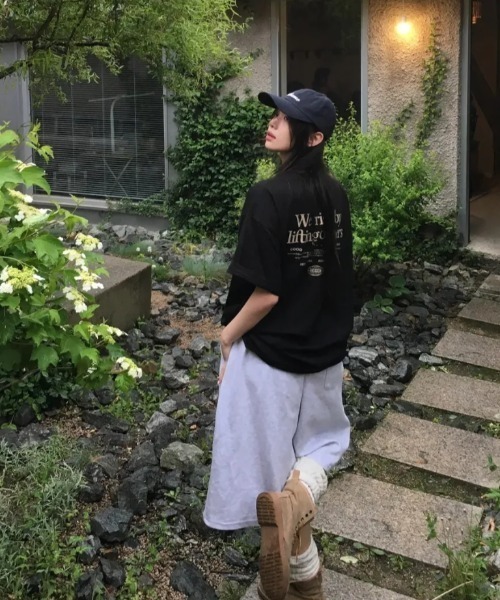 Vini(ヴィニ)の「Warrise レタリング半袖Tシャツ(Tシャツ/カットソー・レディース・ライトベージュ/ブラック/ホワイト・LARGE/MEDIUM)」の21枚目の写真