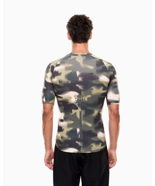 EMPORIO ARMANI EA7(エンポリオアルマーニイーエーセブン)の「<オンライン限定>【エンポリオ アルマーニ EA7】Urban Escape クルーネックTシャツ ストレッチテクニカルファブリック(Tシャツ/カットソー・メンズ・アーミー・LARGE/MEDIUM/SMALL/X-LARGE/X-SMALL/XX-LARGE)」の3枚目の写真
