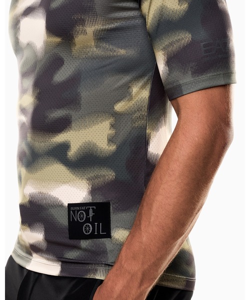 EMPORIO ARMANI EA7(エンポリオアルマーニイーエーセブン)の「<オンライン限定>【エンポリオ アルマーニ EA7】Urban Escape クルーネックTシャツ ストレッチテクニカルファブリック(Tシャツ/カットソー・メンズ・アーミー・LARGE/MEDIUM/SMALL/X-LARGE/X-SMALL/XX-LARGE)」の4枚目の写真