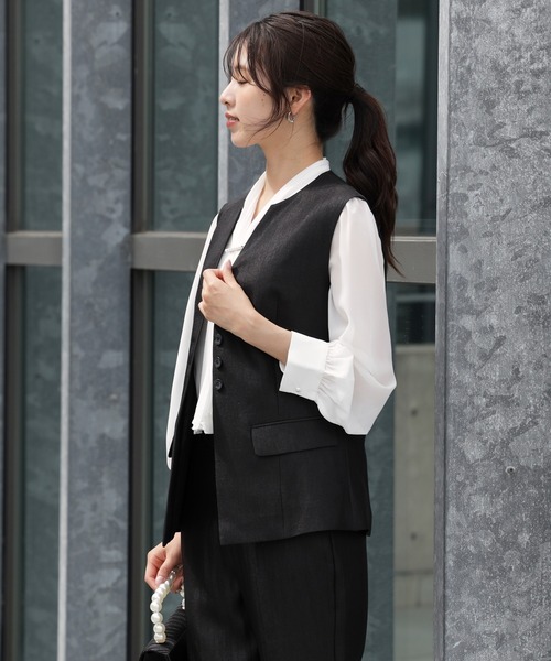 DRESS PLUS(ドレスプラス)の「マニッシュに決まるノーカラージレベスト(ベスト・レディース・シャンパン/ベージュ/ブラック・M/L)」の5枚目の写真