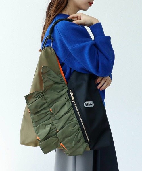 OUTDOOR PRODUCTS(アウトドアプロダクツ)の「【RISLEY×OUTDOOR PRODUCTS 】バイカラートライアングルフリルバッグ(トートバッグ・レディース・ブラック/ベージュ・FREE)」の12枚目の写真