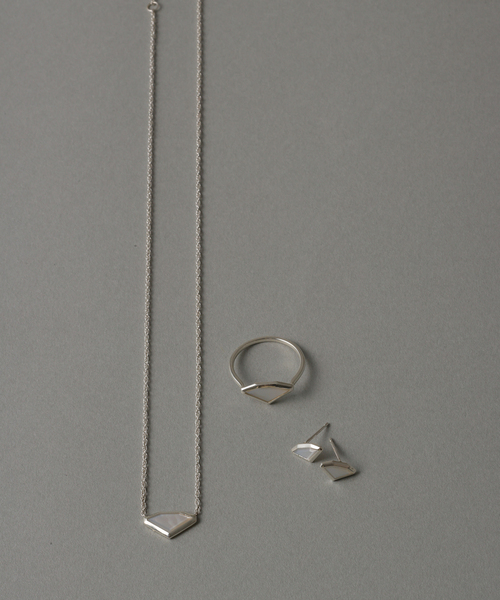 Lilas(リラ)の「【SAMH by LILAS】ダイヤモンドカットシェルピアス SV(両耳)(ピアス(両耳用)・レディース・シルバー・FREE)」の4枚目の写真