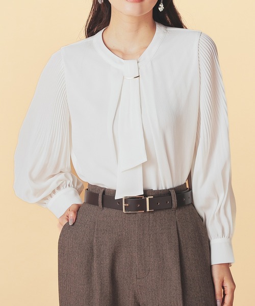 GLACIER lusso（グラシアルッソ）の「袖プリーツボウタイブラウス（シャツ/ブラウス・レディース・グレイッシュベージュ/ピンク系その他/ネイビー/アイボリー・M/S/L/LL）」の2枚目の写真