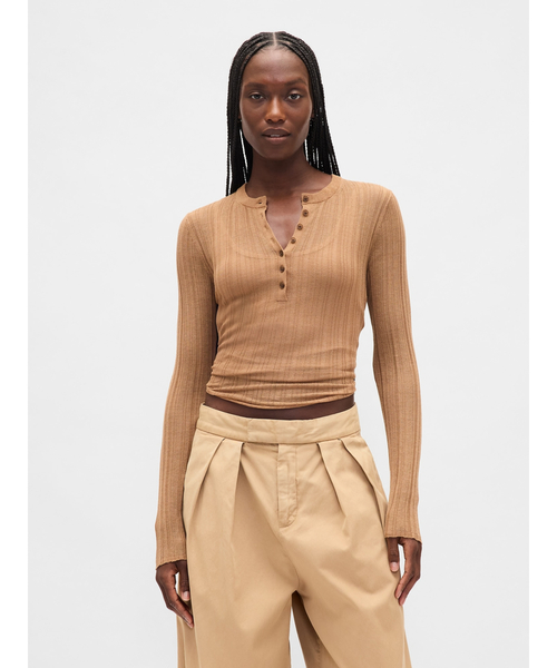 GAP(ギャップ)の「シアー リブ ヘンリーネックセーター(Tシャツ/カットソー・レディース・パープル/ブラウン/ブラック/カーキ/ベージュ・S/XL/M/XS/L/XXS)」の2枚目の写真