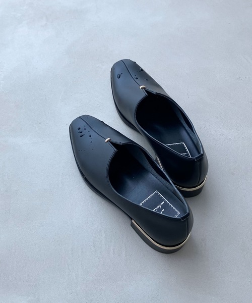 enchanted（エンチャンテッド）の「晴雨兼用センタースリットアクセントシューズ（ドレスシューズ・レディース・ブラック・22.5/23/23.5/24/24.5）」の2枚目の写真