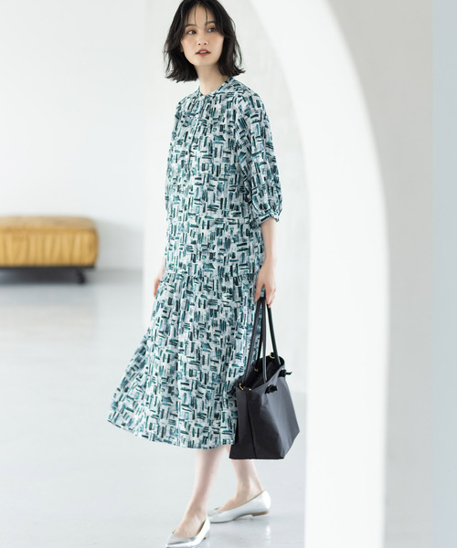 A/C DESIGN BY ALPHA CUBIC（エーシーデザインバイアルファキュービック）の「アルコラージュプリントワンピース（ワンピース・レディース・ベージュ/ライトグレー・9号/11号/13号）」の2枚目の写真