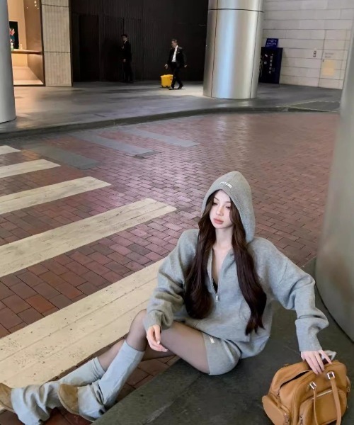 ViViDAY（ビビデー）の「【上下2点セット】フード付きニットカーディガン＋ニットショートパンツ（セットアップ・レディース・グレー/ダークグレー/ライトベージュ・M）」の5枚目の写真