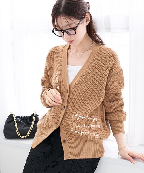 le.coeur blanc(ルクールブラン)の「メッセージ刺繍Vカーディガン(カーディガン/ボレロ・レディース・キャメル/アイボリー・38)」の1枚目の写真