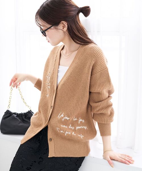 le.coeur blanc(ルクールブラン)の「メッセージ刺繍Vカーディガン(カーディガン/ボレロ・レディース・キャメル/アイボリー・38)」の6枚目の写真