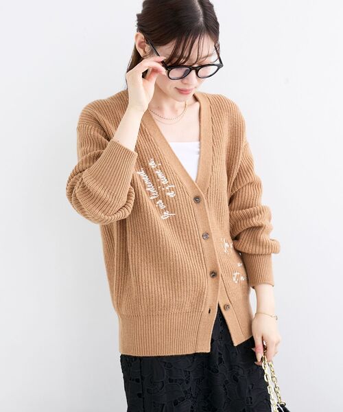 le.coeur blanc(ルクールブラン)の「メッセージ刺繍Vカーディガン(カーディガン/ボレロ・レディース・キャメル/アイボリー・38)」の8枚目の写真