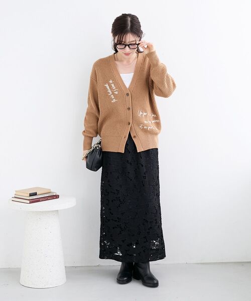 le.coeur blanc(ルクールブラン)の「メッセージ刺繍Vカーディガン(カーディガン/ボレロ・レディース・キャメル/アイボリー・38)」の11枚目の写真