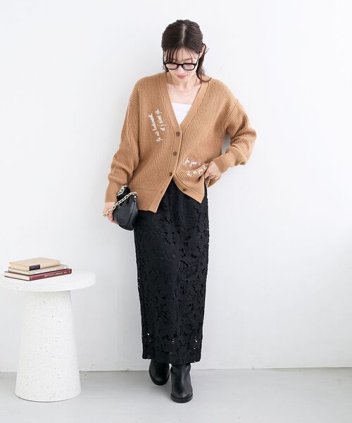 le.coeur blanc(ルクールブラン)の「メッセージ刺繍Vカーディガン(カーディガン/ボレロ・レディース・キャメル/アイボリー・38)」の12枚目の写真