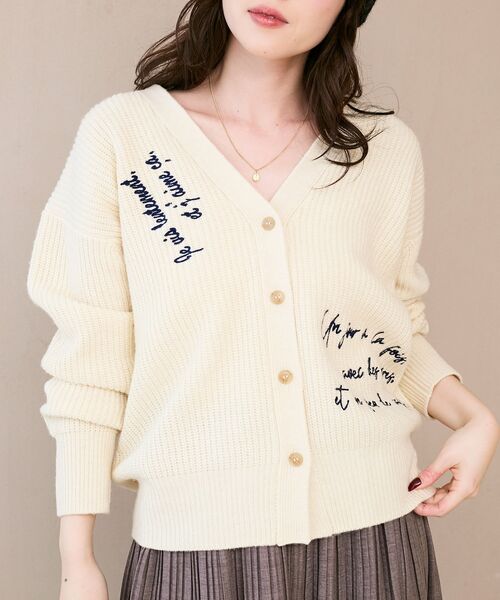 le.coeur blanc(ルクールブラン)の「メッセージ刺繍Vカーディガン(カーディガン/ボレロ・レディース・キャメル/アイボリー・38)」の20枚目の写真
