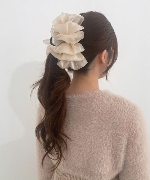 MAJESTIC LEGON(マジェスティックレゴン)の「キラキラボリュームヘアクリップ(バレッタ/ヘアクリップ・レディース・アイボリー/ブラック・FREE)」の5枚目の写真