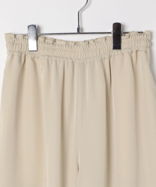 LEPSIM（レプシィム）の「艶トロミイージーパンツ　581495（その他パンツ・レディース・アイボリー/チャコールグレー/ネイビー・FREE）」の4枚目の写真