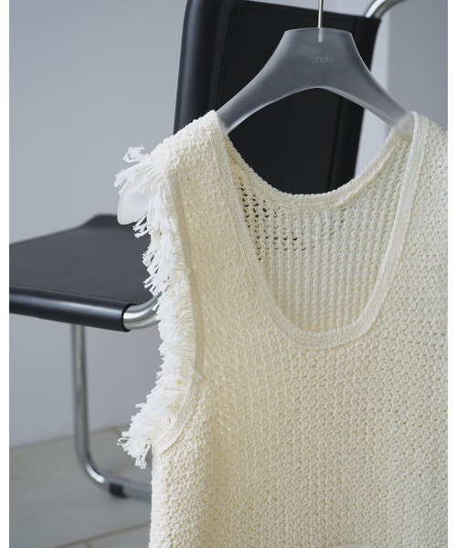 anuke（アンヌーク）の「Fringe Knit Tanktop（タンクトップ・レディース・アイボリー/ブラック・FREE）」の6枚目の写真