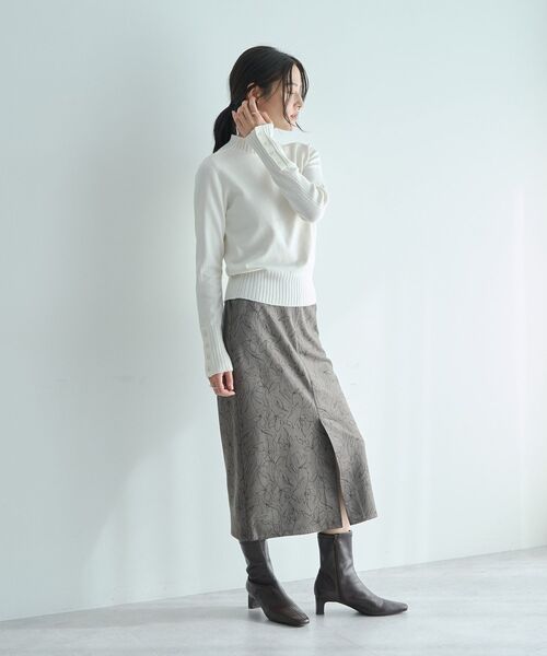 YECCA VECCA(イェッカヴェッカ)の「ラインフラワー柄フェイクスエードスカート(スカート・レディース・チャコールグレー/アイボリー/ピンクベージュ・FREE)」の8枚目の写真