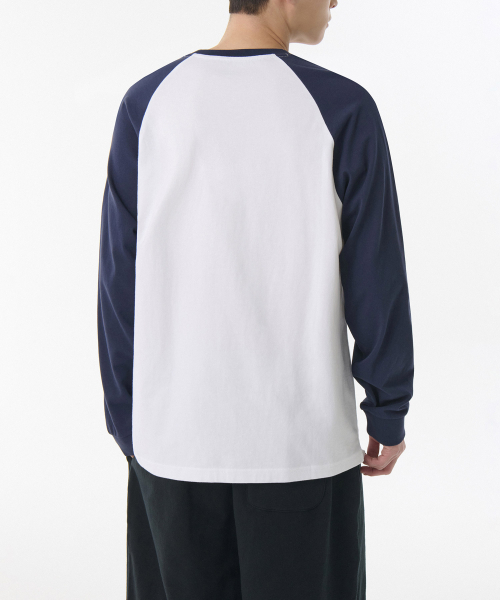 MUSINSA STANDARD（ムシンサスタンダード）の「リラックスドリップカフスラグラン長袖Tシャツ[ホワイト/ネイビー]（Tシャツ/カットソー・メンズ・その他・LARGE/X-LARGE/XX-LARGE/MEDIUM/SMALL/XXX-LARGE）」の4枚目の写真