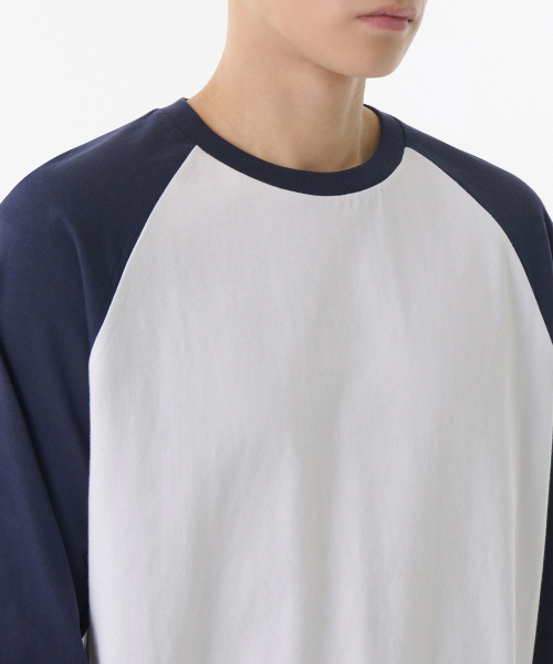 MUSINSA STANDARD（ムシンサスタンダード）の「リラックスドリップカフスラグラン長袖Tシャツ[ホワイト/ネイビー]（Tシャツ/カットソー・メンズ・その他・LARGE/X-LARGE/XX-LARGE/MEDIUM/SMALL/XXX-LARGE）」の5枚目の写真