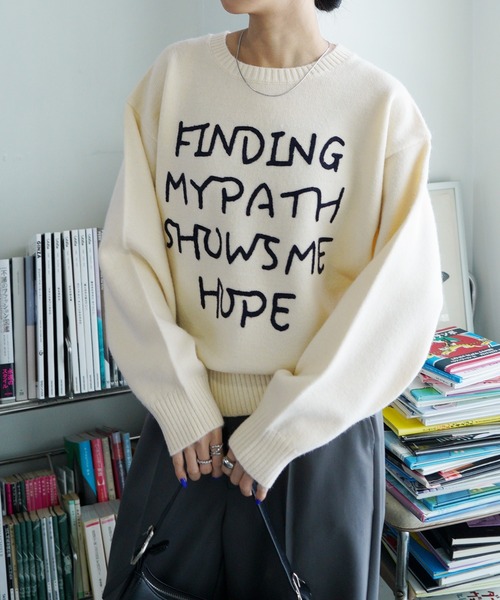 Chillfar（チルファー）の「レタリングカラフルロゴニット（ニット/セーター・レディース・レッド/アイボリー/グレー/ネイビー系/イエロー・FREE）」の2枚目の写真