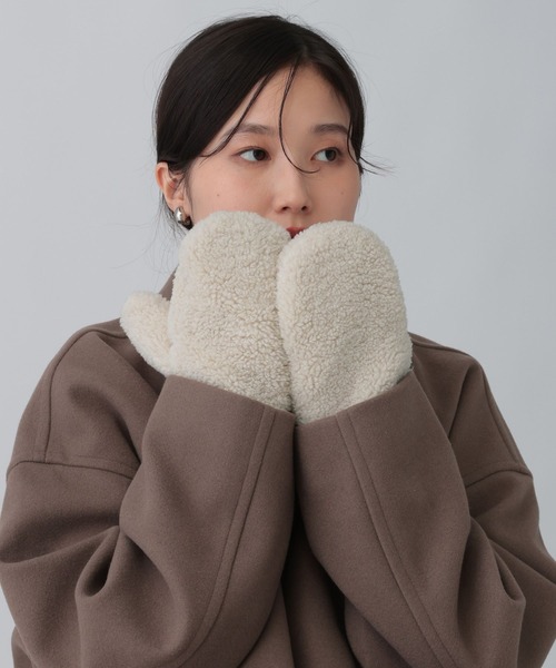 LEPSIM(レプシィム)の「ストラップボアミトン 595801(手袋・レディース・アイボリー/チャコールグレー・ONE SIZE)」の3枚目の写真