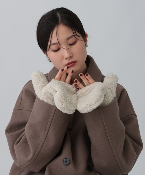 LEPSIM(レプシィム)の「ストラップボアミトン 595801(手袋・レディース・アイボリー/チャコールグレー・ONE SIZE)」の4枚目の写真