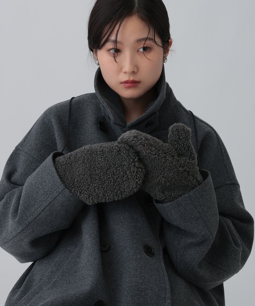 LEPSIM(レプシィム)の「ストラップボアミトン 595801(手袋・レディース・アイボリー/チャコールグレー・ONE SIZE)」の5枚目の写真