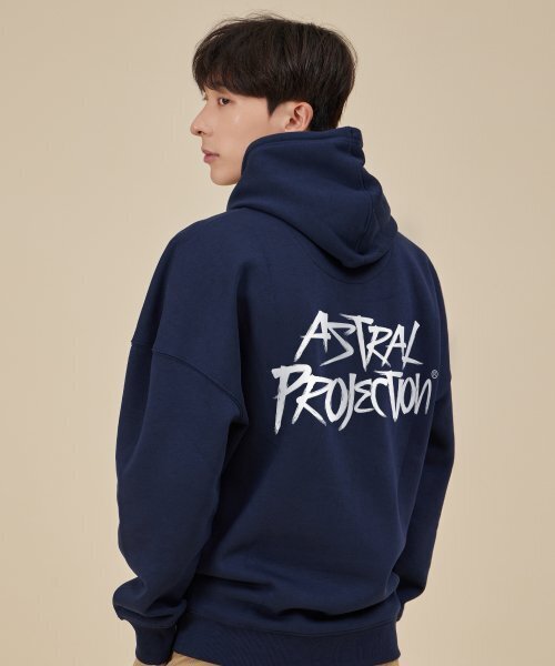 ASTRAL PROJECTION(アストラルプロジェクション)の「グラフィティレタリングオーバーサイズワイドショルダーフードパーカー_ネイビー(パーカー・メンズ・その他・MEDIUM/LARGE/X-LARGE/XX-LARGE)」の3枚目の写真