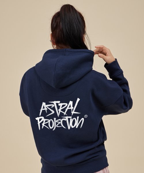 ASTRAL PROJECTION(アストラルプロジェクション)の「グラフィティレタリングオーバーサイズワイドショルダーフードパーカー_ネイビー(パーカー・メンズ・その他・MEDIUM/LARGE/X-LARGE/XX-LARGE)」の4枚目の写真
