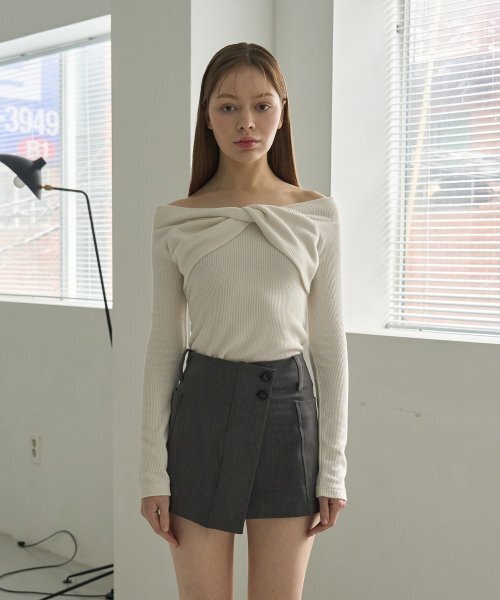 5OML（オーオーエムエル）の「ツイストオフショルダー ロングスリーブ (アイボリー)（Tシャツ/カットソー・レディース・アイボリー・MEDIUM/LARGE）」の3枚目の写真