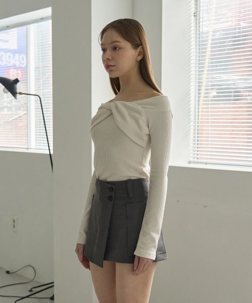 5OML（オーオーエムエル）の「ツイストオフショルダー ロングスリーブ (アイボリー)（Tシャツ/カットソー・レディース・アイボリー・MEDIUM/LARGE）」の4枚目の写真