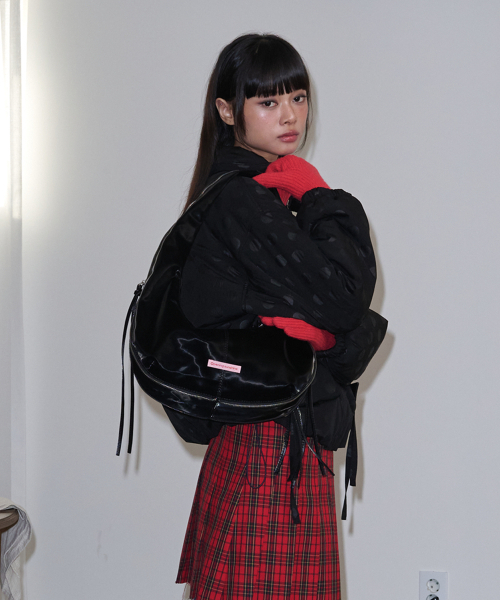 OPENING SUNSHINE(オープニングサンシャイン)の「ジッパーディテールシャイニングショルダーバッグ_ブラック(ショルダーバッグ・レディース・ブラック・FREE)」の2枚目の写真