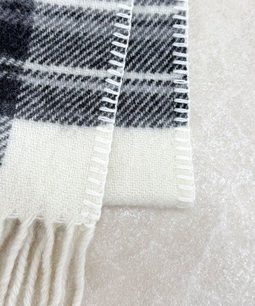 fredy emue（フレディエミュ）の「【TWEED MILL/ツイードミル】サイドステッチウールチェックマフラー（マフラー・レディース・レッド系その他/グリーン系その他/ホワイト系その他2/ブラック系その他/ブルー系その他6・FREE）」の22枚目の写真