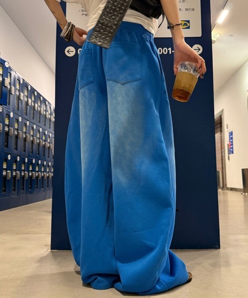 Ressaca(レサーカ)の「ワイドシルエットユーズド加工ナンバーロゴスウェットパンツ(スウェットパンツ・レディース・ブルー・L/M)」の2枚目の写真