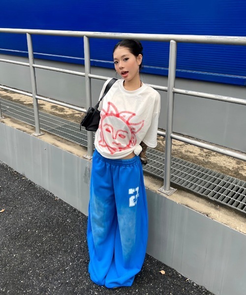 Ressaca(レサーカ)の「ワイドシルエットユーズド加工ナンバーロゴスウェットパンツ(スウェットパンツ・レディース・ブルー・L/M)」の4枚目の写真