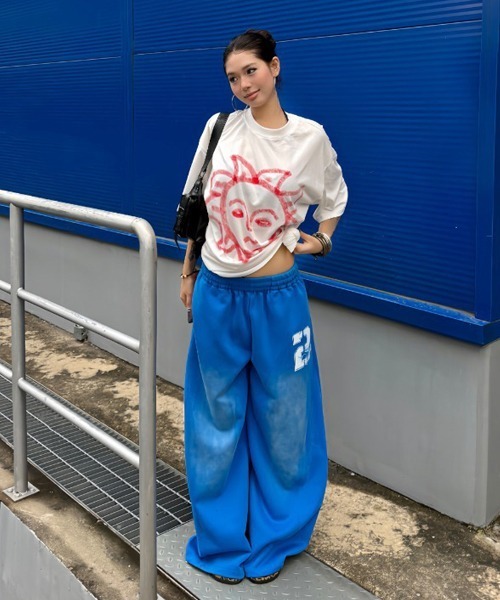 Ressaca(レサーカ)の「ワイドシルエットユーズド加工ナンバーロゴスウェットパンツ(スウェットパンツ・レディース・ブルー・L/M)」の5枚目の写真