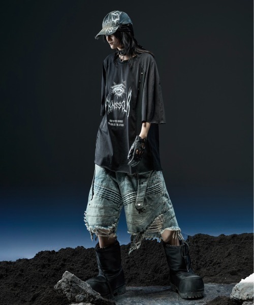 RICH（リッチ）の「【RICH】DRKNSS Printed Over T-shirt / 【リッチ】ロゴグラフィックオーバーサイズ半袖Tシャツ（Tシャツ/カットソー・メンズ・ブラック・02/01）」の2枚目の写真