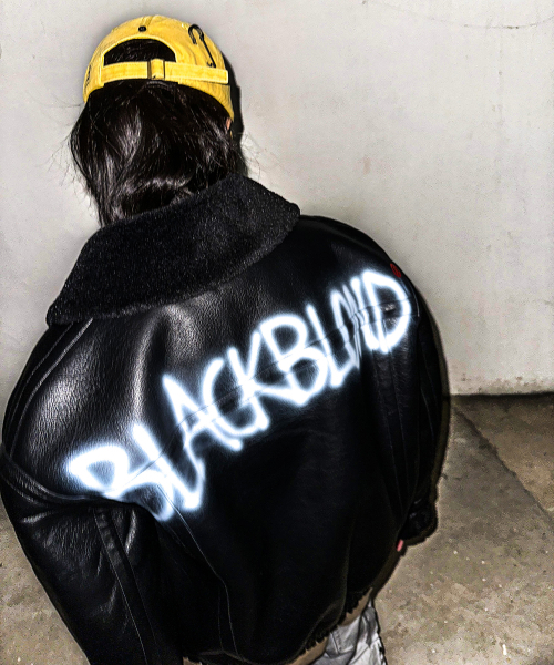 BLACK BLOND(ブラック ブロンド)の「ビビディグラフィティスプレーバンドムートンジャケット(ブラック)(ムートンコート・レディース・ブラック・MEDIUM/LARGE)」の4枚目の写真