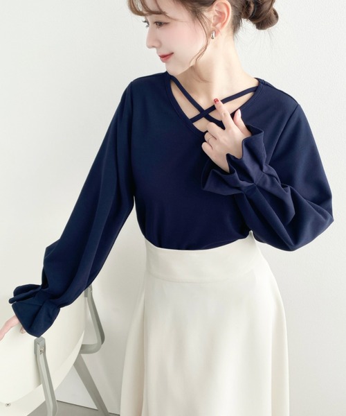moment+（モーメントプラス）の「しわになりにくいストレッチジョーゼットクロスストラップタックスリーブTブラウス（Tシャツ/カットソー・レディース・ネイビー/ブラック/オフホワイト・M）」の22枚目の写真