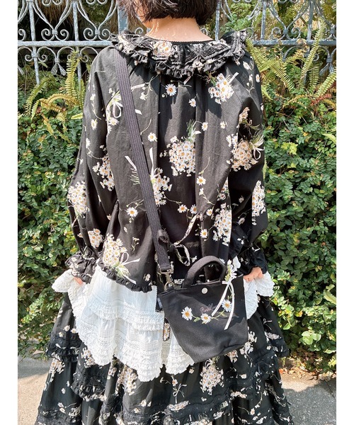 PINK HOUSE（ピンクハウス）の「マーガレットブーケ刺繍ミニトートポシェット（ショルダーバッグ・レディース・ブラック/サックスブルー/ピンク/ラベンダー・フリー）」の11枚目の写真