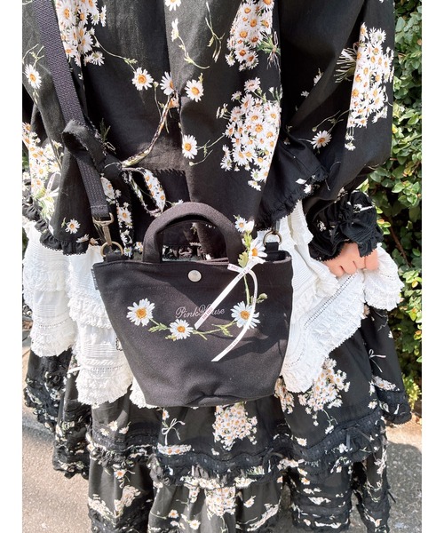 PINK HOUSE（ピンクハウス）の「マーガレットブーケ刺繍ミニトートポシェット（ショルダーバッグ・レディース・ブラック/サックスブルー/ピンク/ラベンダー・フリー）」の13枚目の写真