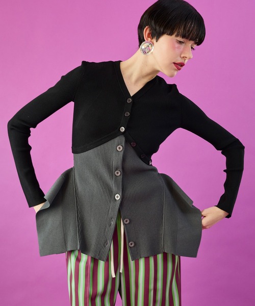 OMMO(オーエムエムオー)の「V NECK SHORT KNIT CD(カーディガン/ボレロ・レディース・ブラック/カーキ/ブルー/レッド・36/38)」の2枚目の写真