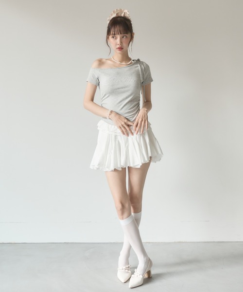 Nadana(ナダナ)の「レースフリルワンショルトップス(Tシャツ/カットソー・レディース・ホワイト/グレー/ブラック・FREE)」の4枚目の写真
