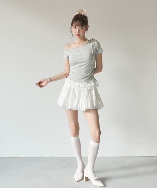Nadana(ナダナ)の「レースフリルワンショルトップス(Tシャツ/カットソー・レディース・ホワイト/グレー/ブラック・FREE)」の5枚目の写真