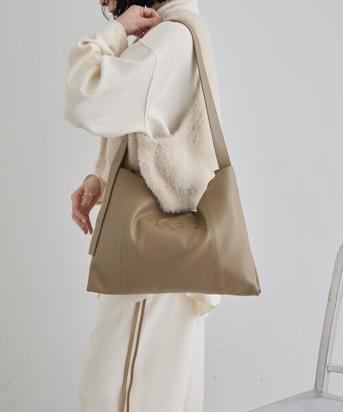 ear PAPILLONNER（イアパピヨネ）の「《本革》エンボスショルダーバッグL（ショルダーバッグ・レディース・ブラック/ベージュ/パープル・FREE）」の3枚目の写真