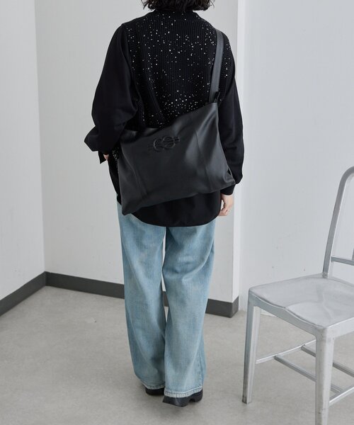 ear PAPILLONNER（イアパピヨネ）の「《本革》エンボスショルダーバッグL（ショルダーバッグ・レディース・ブラック/ベージュ/パープル・FREE）」の4枚目の写真