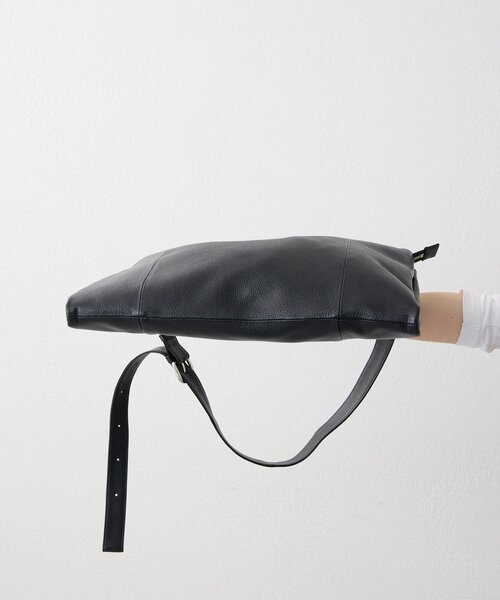 ear PAPILLONNER（イアパピヨネ）の「《本革》エンボスショルダーバッグL（ショルダーバッグ・レディース・ブラック/ベージュ/パープル・FREE）」の8枚目の写真