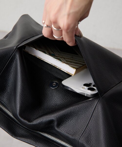 ear PAPILLONNER（イアパピヨネ）の「《本革》エンボスショルダーバッグL（ショルダーバッグ・レディース・ブラック/ベージュ/パープル・FREE）」の12枚目の写真